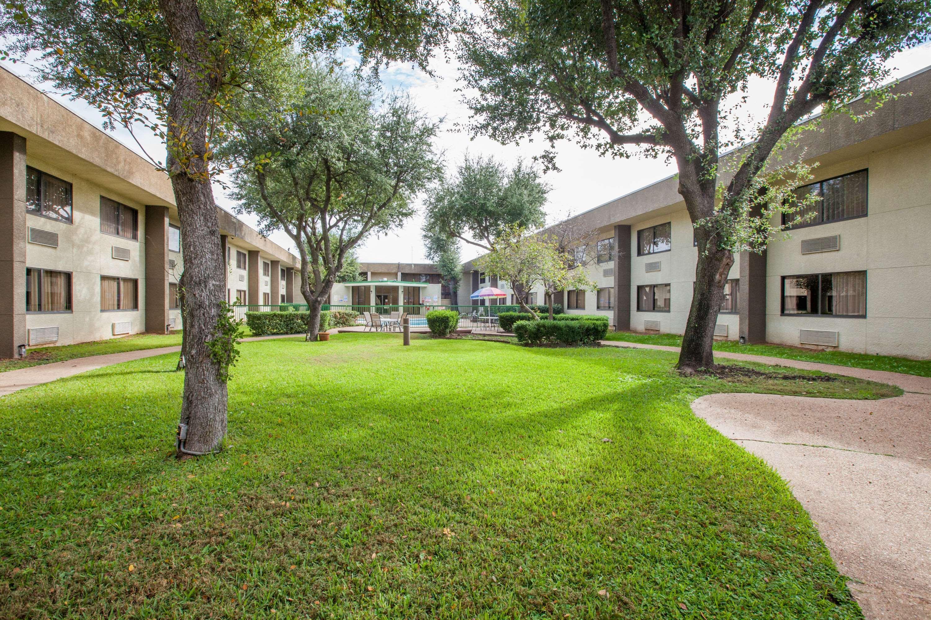 Days Inn By Wyndham Sherman Exterior photo